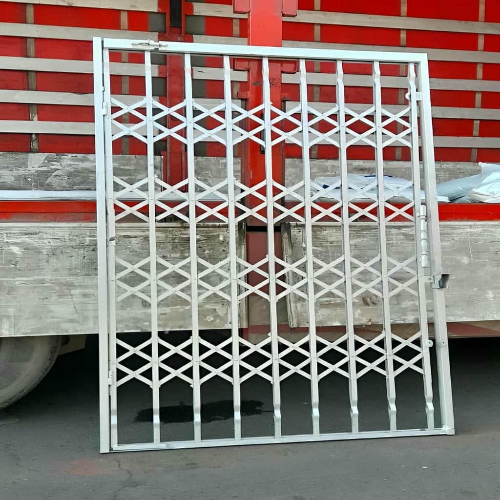 حفاظ پشت درب آکاردئونی در اصفهان