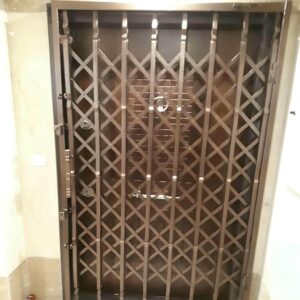 حفاظ پشت درب آکاردئونی در نسیم شهر