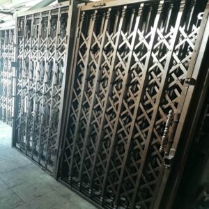 حفاظ پشت درب آکاردئونی در باغ عباس‌آباد