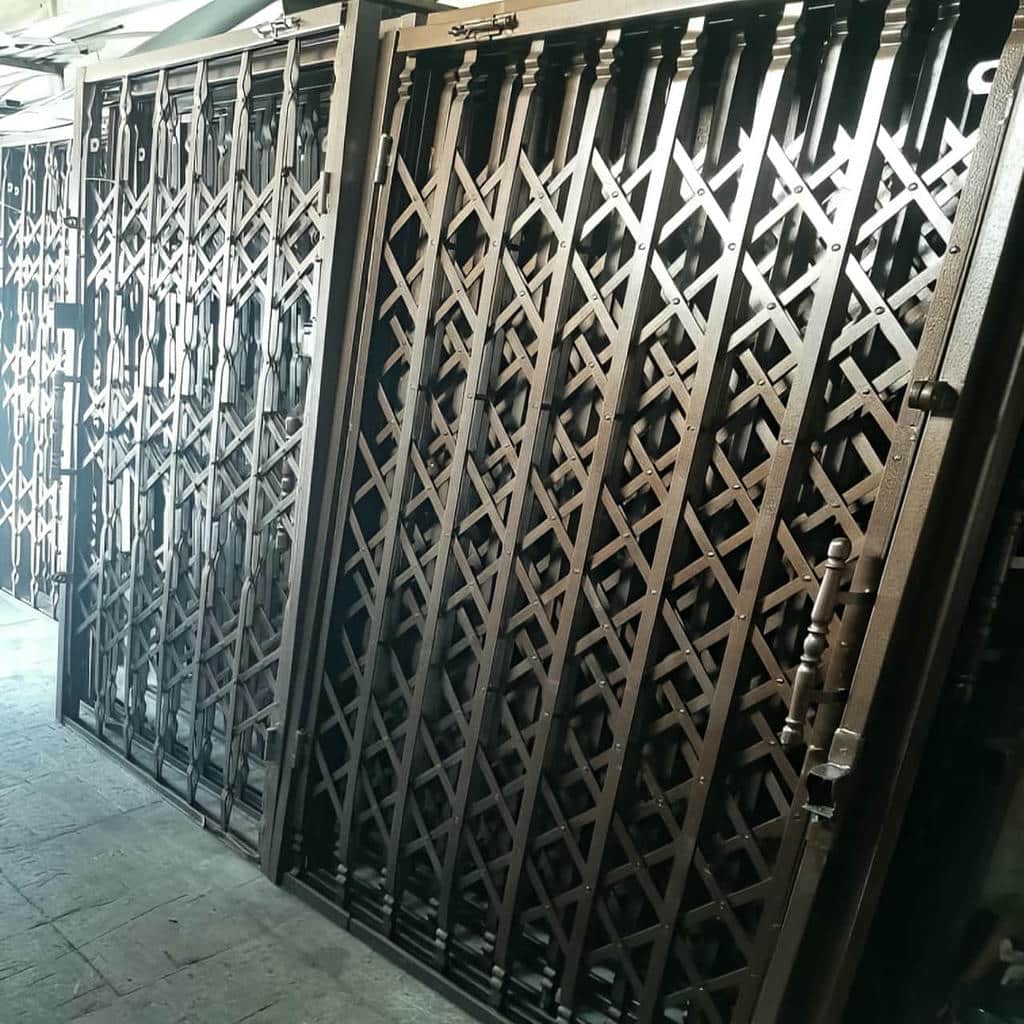 حفاظ پشت درب آکاردئونی در باغ عباس‌آباد