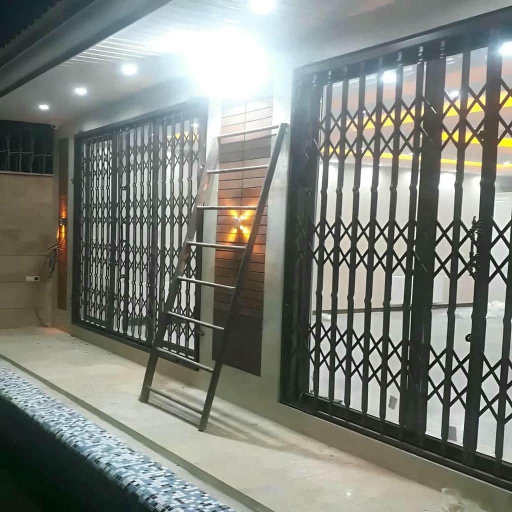 نصب حفاظ پشت درب آکاردئونی فرفورژه در رفسنجان