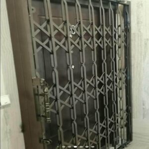 حفاظ پشت درب آکاردئونی در همدان