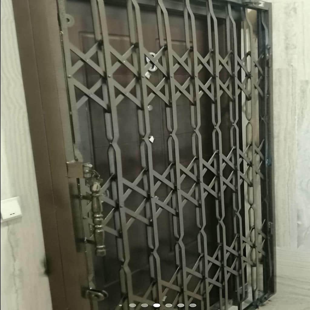 حفاظ پشت درب آکاردئونی در همدان