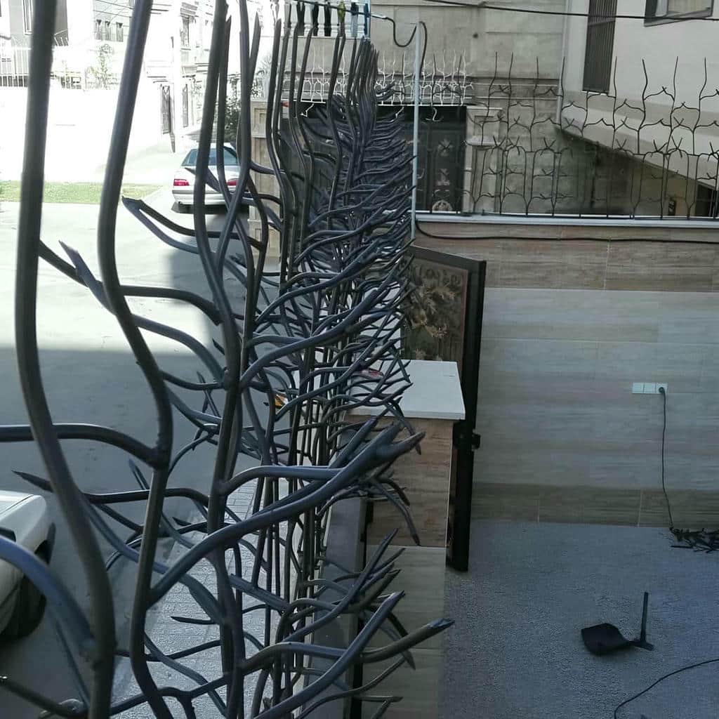 نصب حفاظ شاخ گوزنی شاخه‌های تیز در باغ عباس‌آباد