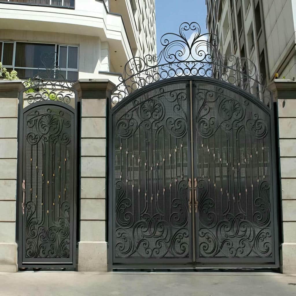 نصب درب حیاط ویلایی فرفورژه در قائمشهر