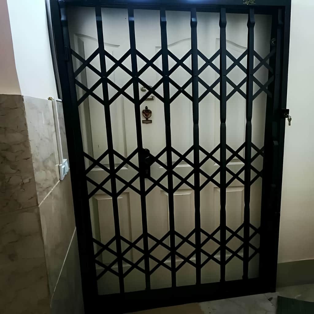 محافظ درب آپارتمان با رنگ مقاوم در برابر زنگ زدگی