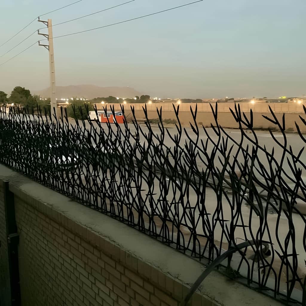 حفاظ سرنیزه ای فلزی مناسب نمای رسمی ساختمان