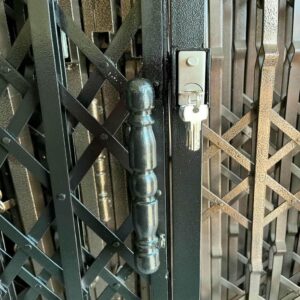 درب آکاردئونی فلزی با قفل ایمنی ورودی