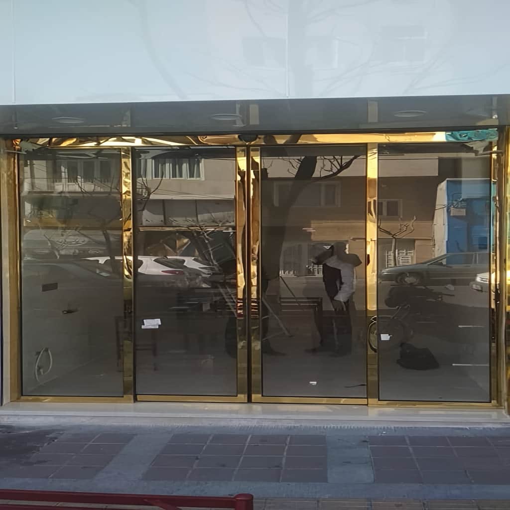 درب اتوماتیک شیشه ای منحنی با فریم آلومینیومی یکدست