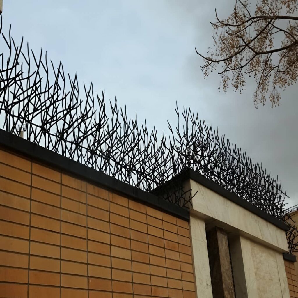 حفاظ روی دیوار با جوشکاری محکم اتصالات