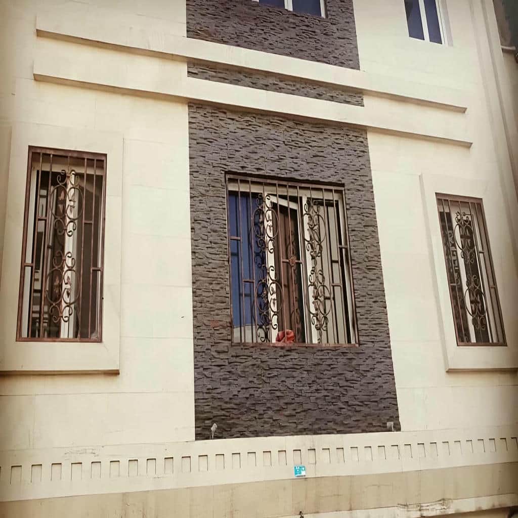 حفاظ پنجره با نصب محکم روی دیوار