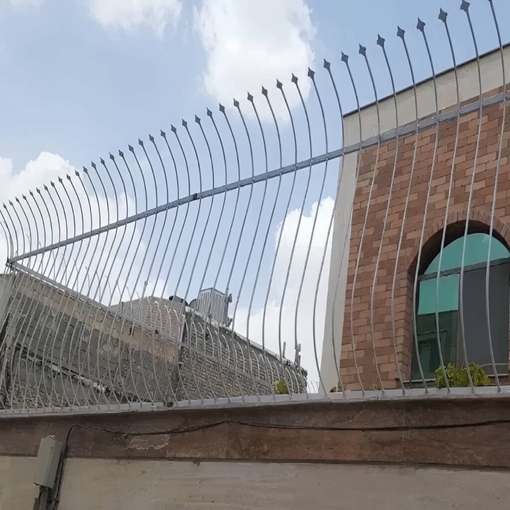 حفاظ سرنیزه ای فلزی با نصب محکم روی تاج دیوار
