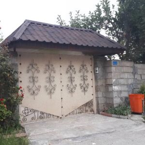 آردواز سردرب حیاط با طراحی کلاسیک ورودی