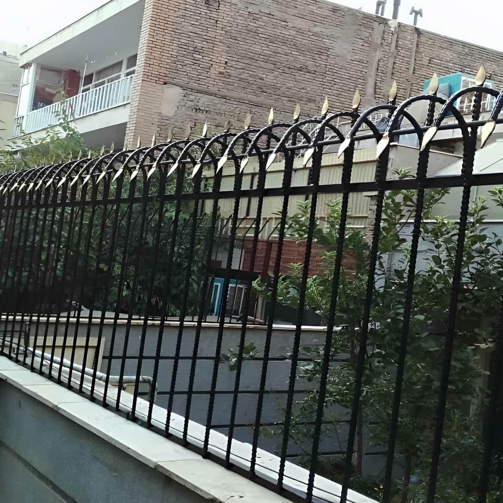 حفاظ سرنیزه ای فلزی با شاسی مقاوم دیوار