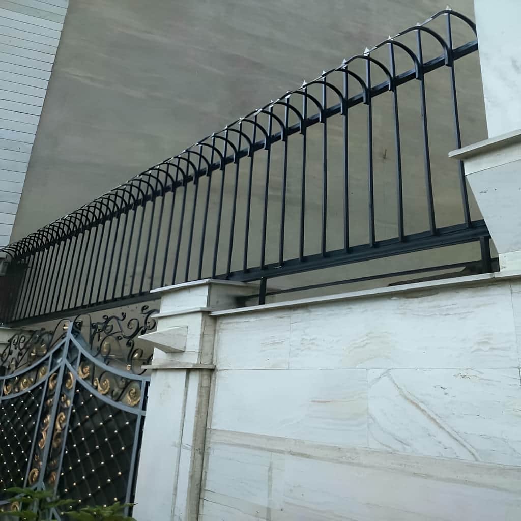حفاظ شاخ گوزنی و حفاظ سرنیزه ای با مهار محکم روی دیوار