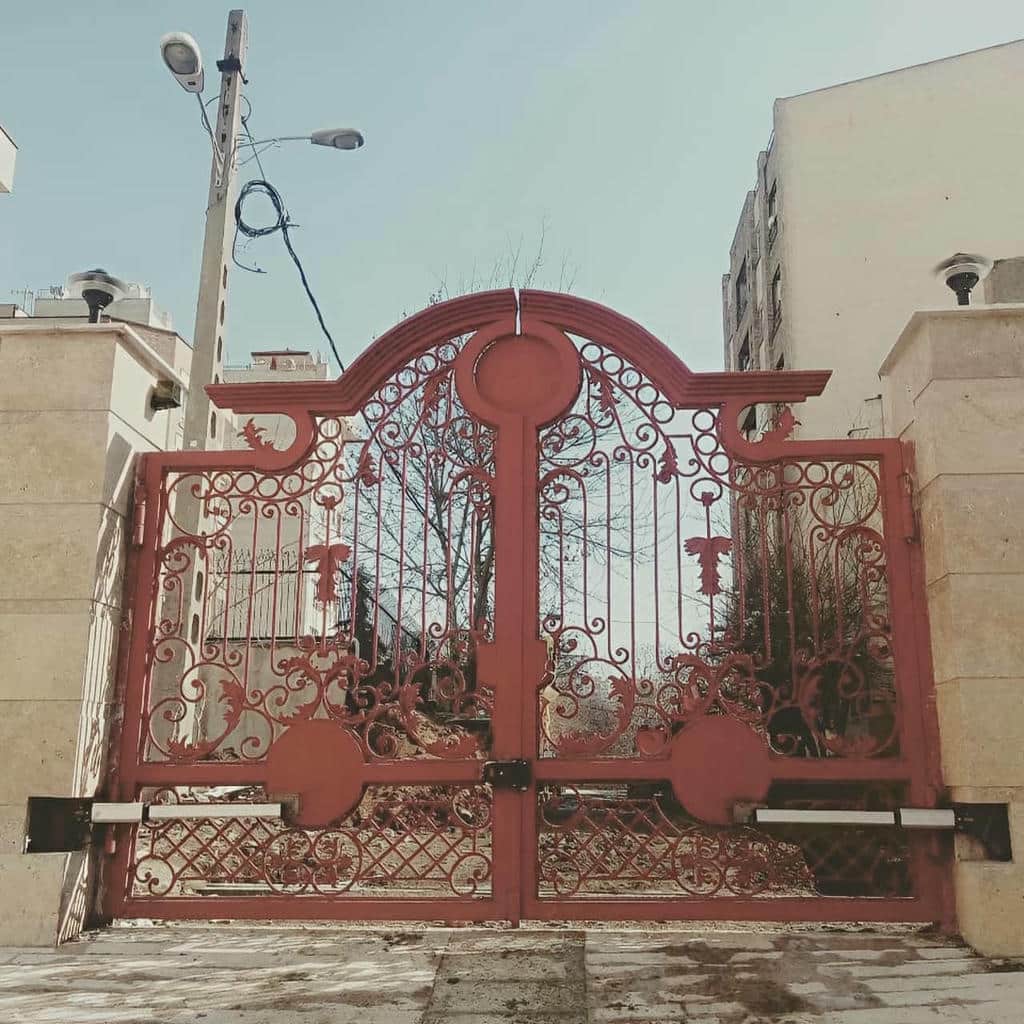 جک درب پارکینگ با بازوی نصب شده روی درب لولایی