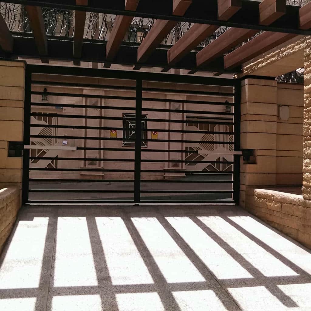 جک ریلی و بازویی درب پارکینگ با تابلو فرمان داخل جعبه کنترل