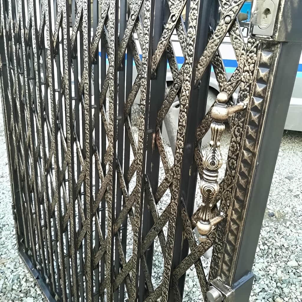 نصب درب آکاردئونی پنج گل دوبل با ریل تراز و چرخ مناسب