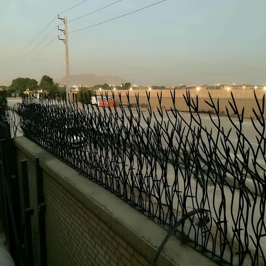 نصب حفاظ بوته ای پرتراکم روی تاج دیوار مقاوم