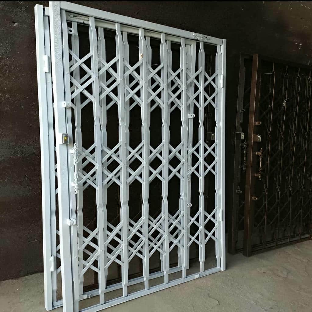 اجرای حفاظ آکاردئونی درب واحد مسکونی با چهارچوب مقاوم