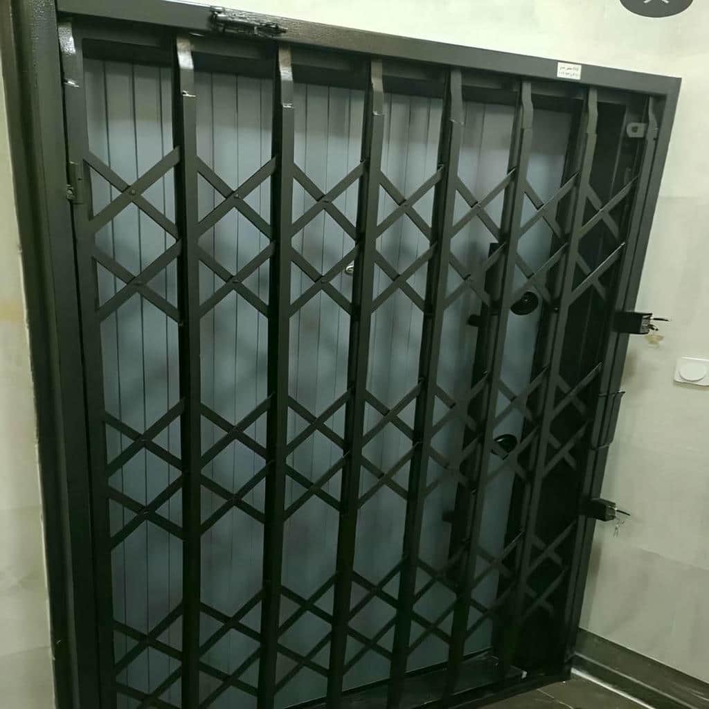 سفارش درب آکاردئونی تسمه پهن آهنی با قفل توکار