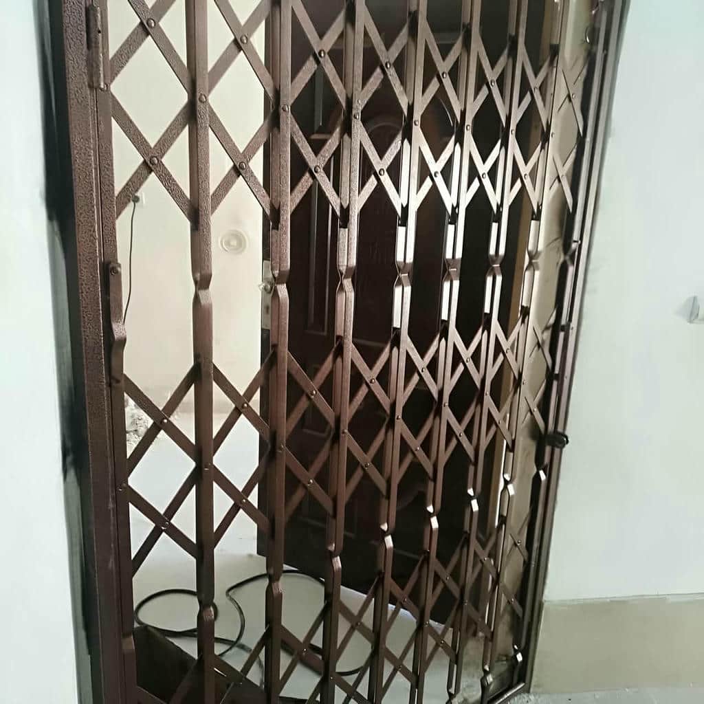 حفاظ درب آپارتمان ضد دیلم با قفل چندنقطه‌ای و پروفیل صلب