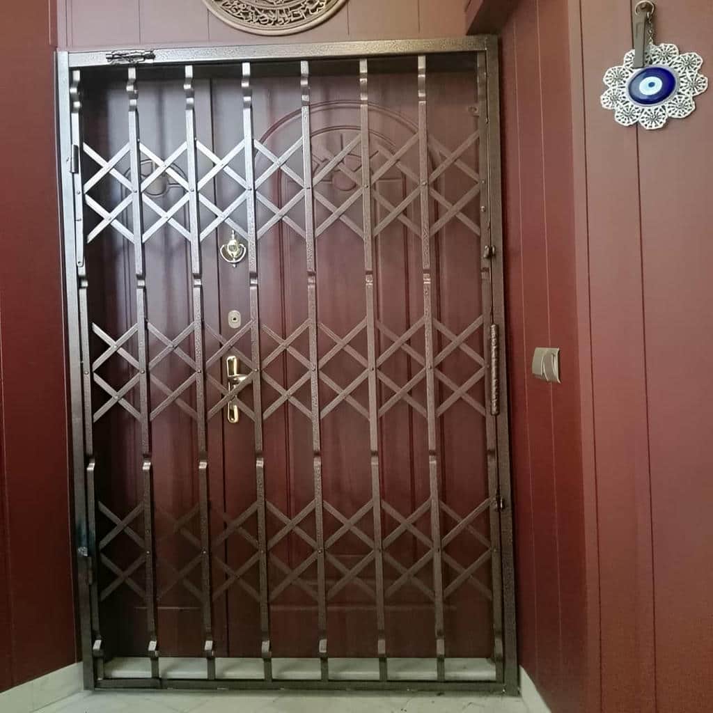 حفاظ درب ضد سرقت فلزی با شبکه متراکم و پروفیل مستحکم