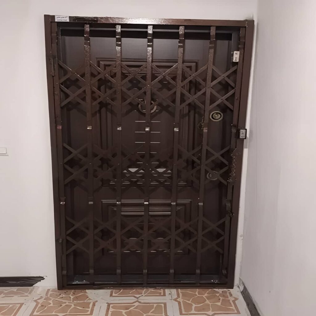 درب آکاردئونی سلطنتی گل دار با تزئینات متقارن و پرچ دقیق