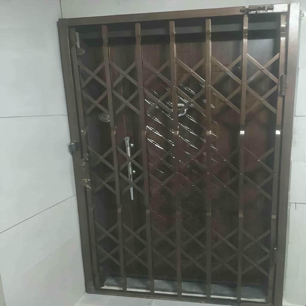 نصب حفاظ درب آپارتمان ضد دیلم با کنترل تراز و لقی