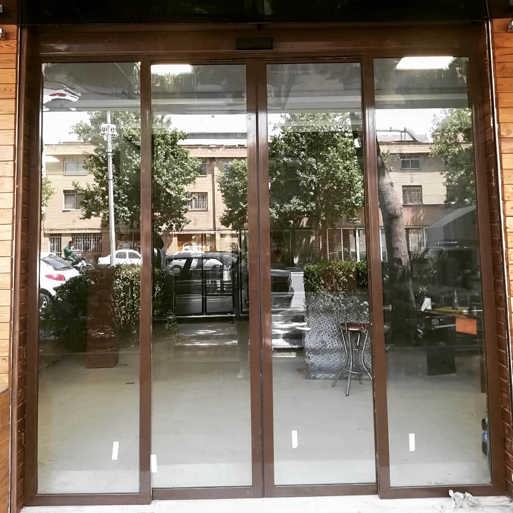 درب اتوماتیک شیشه ای تلسکوپی با لت‌های جمع‌شونده برای دهانه محدود