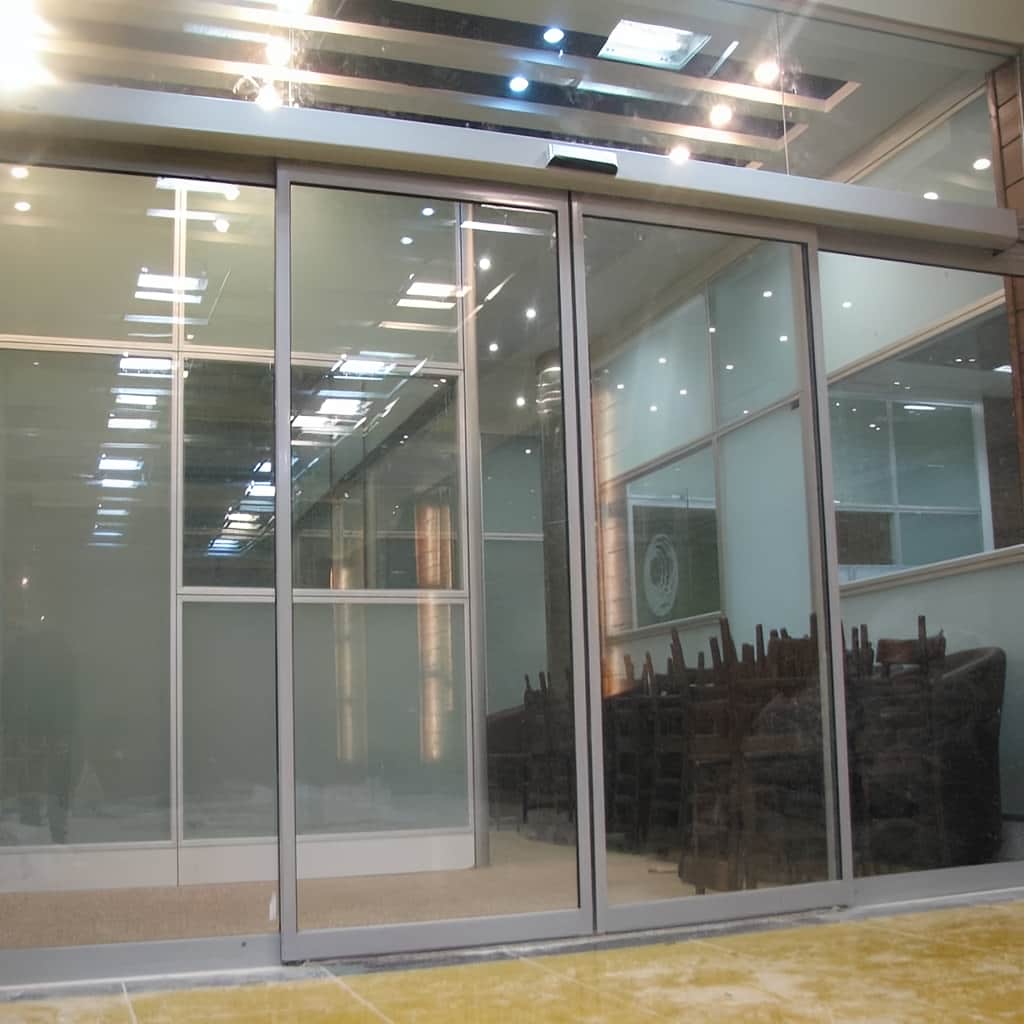 درب شیشه ای اتوماتیک دو لت فریم‌لس با نمای شفاف