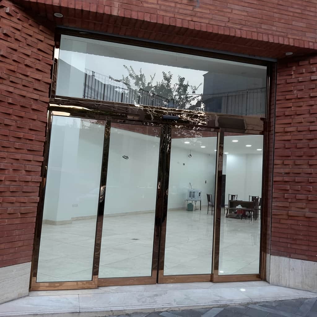 نصب ریل درب اتوماتیک شیشه ای کشویی روی زیرسازی تراز