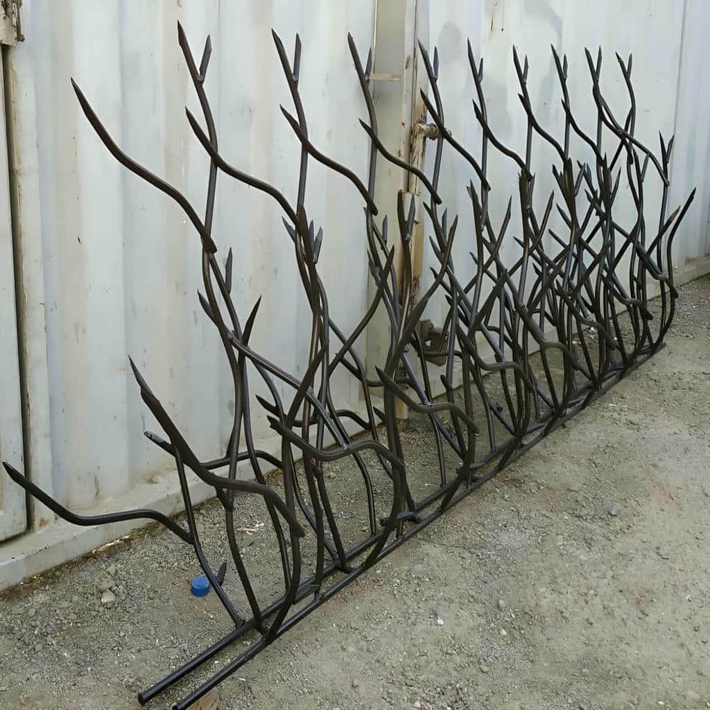 اجرای حفاظ شاخ گوزنی دیوار باغ ویلا روی دیوار سنگی