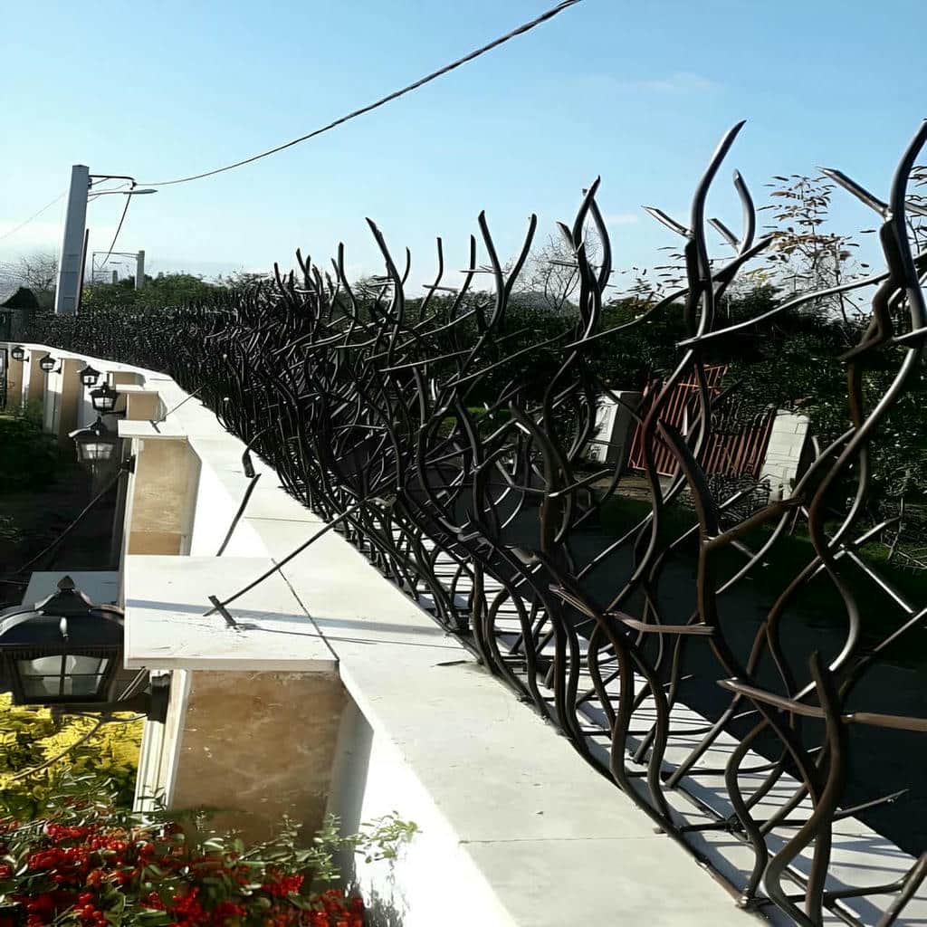 سفارش حفاظ شاخ گوزنی دیوار باغ ویلا با اندازه‌گیری دقیق