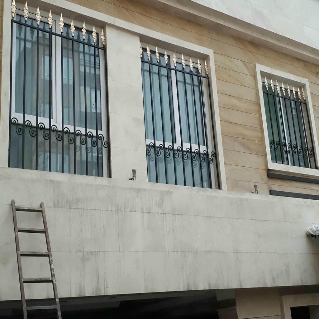 حفاظ پنجره فرفورژه گل نرده ساده با قاب مقاوم