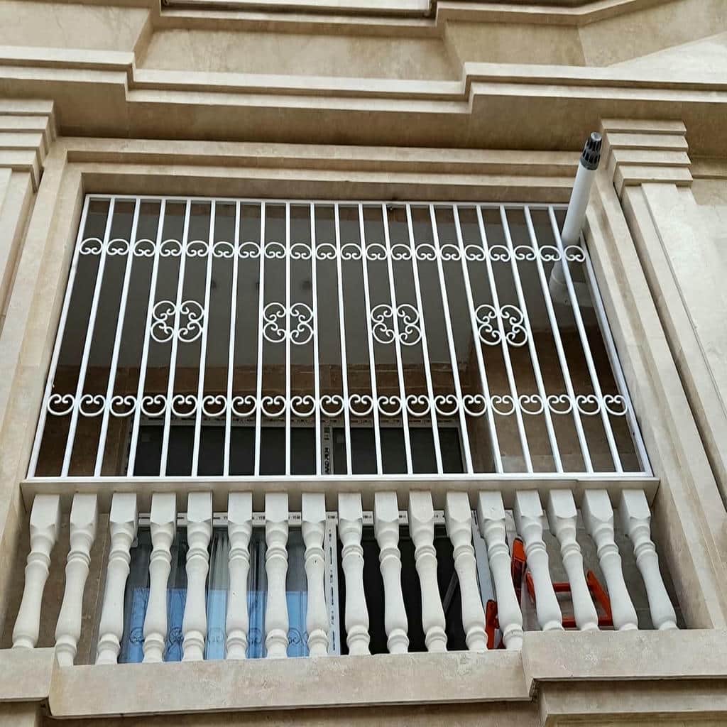 حفاظ پنجره ویلایی نمای باغ فرفورژه با تزئینات سبک