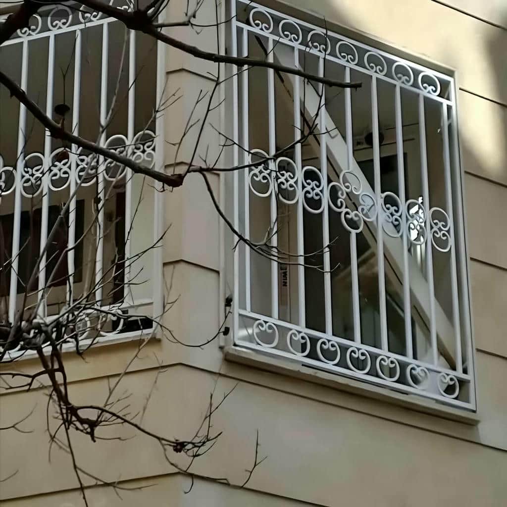 حفاظ پنجره مدرن شبکه هندسی با الگوی مربعی منظم
