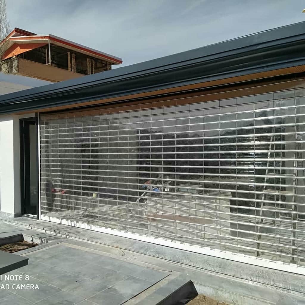 نصب کرکره برقی مدرن نمای تجاری با ریل مویی
