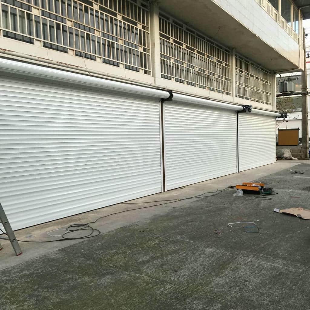 نصب درب کرکره ای برقی مغازه با ریل تراز