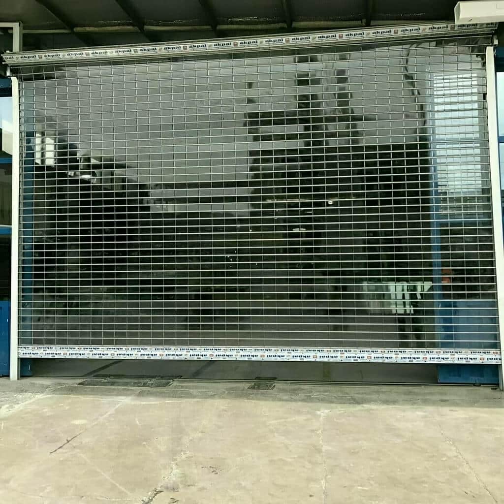 اجرای کرکره برقی مدرن نمای تجاری با شفت تراز