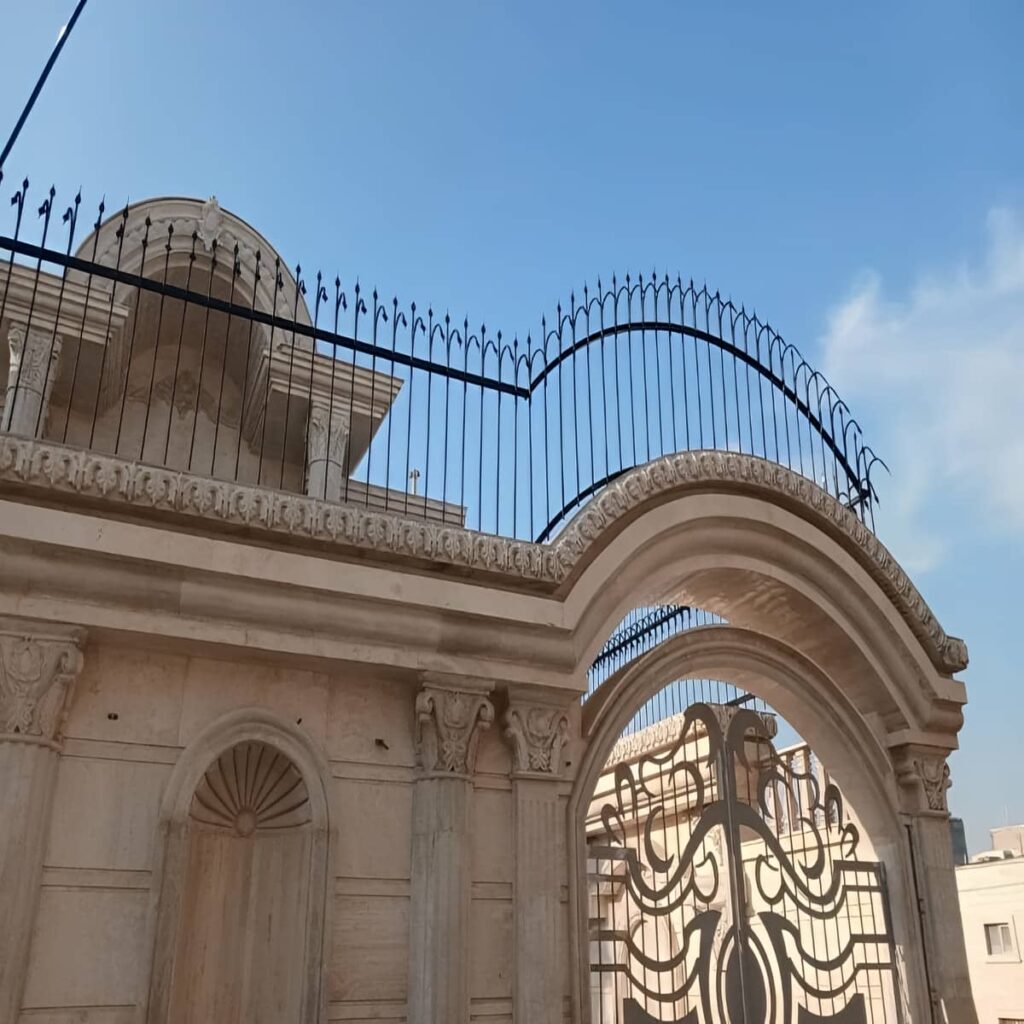 نصب حفاظ سرنیزه ای دیوار حیاط روی زیرسازی مقاوم