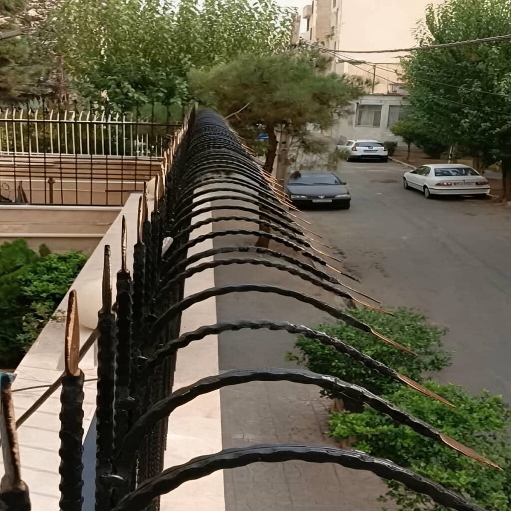 تولید حفاظ سرنیزه ای دیوار حیاط با فاصله یکنواخت میلهها