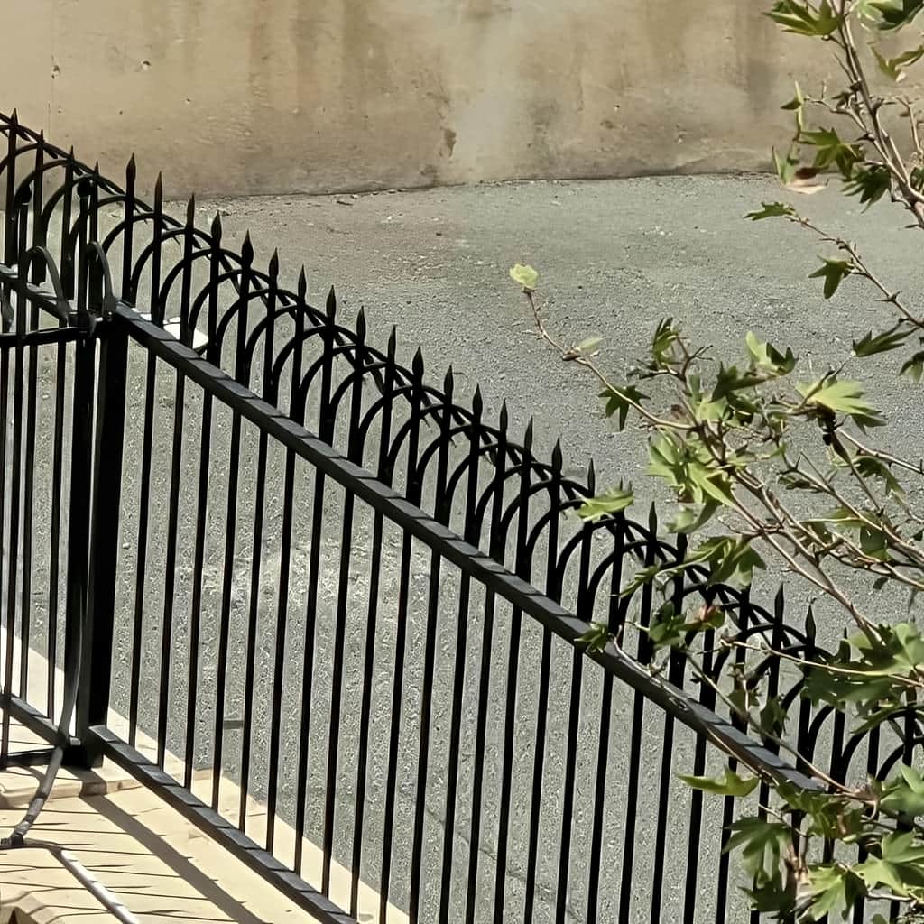 سفارش حفاظ سرنیزه ای دیوار حیاط متناسب با عرض تاج