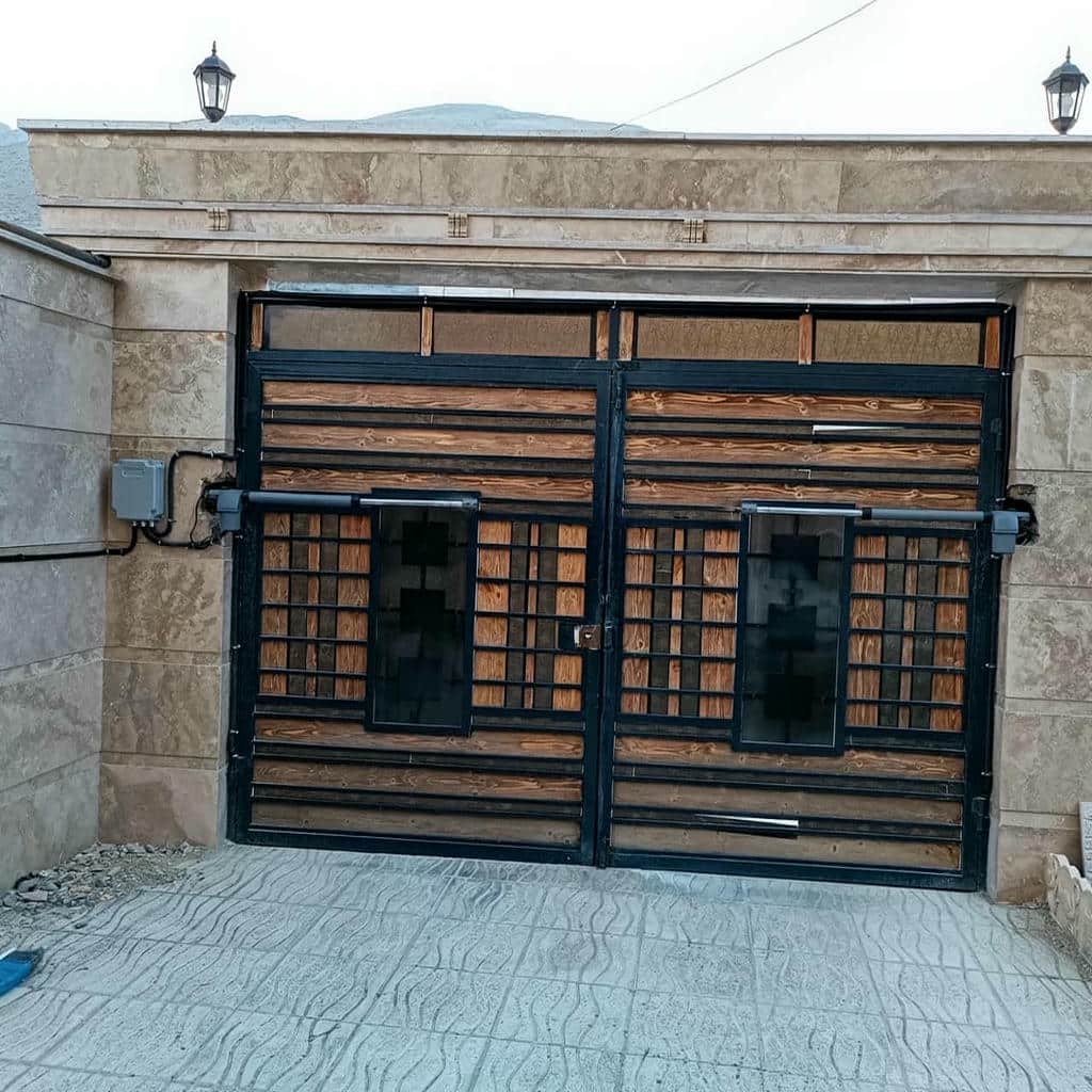 نصب درب برقی حیاط لولایی با تنظیم دقیق پایه