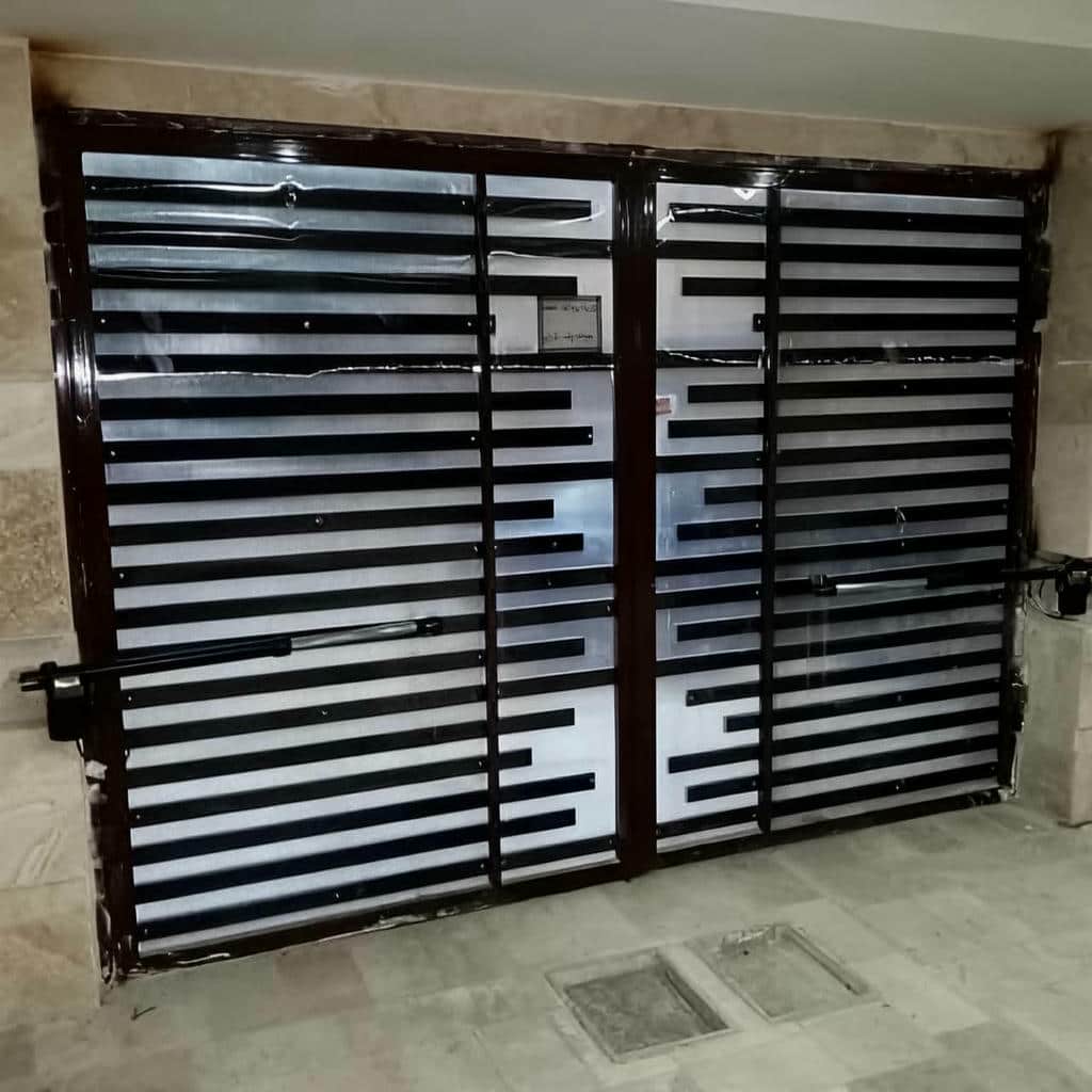اجرای جک درب ویلایی بازویی با حرکت نرم و کنترل‌شده