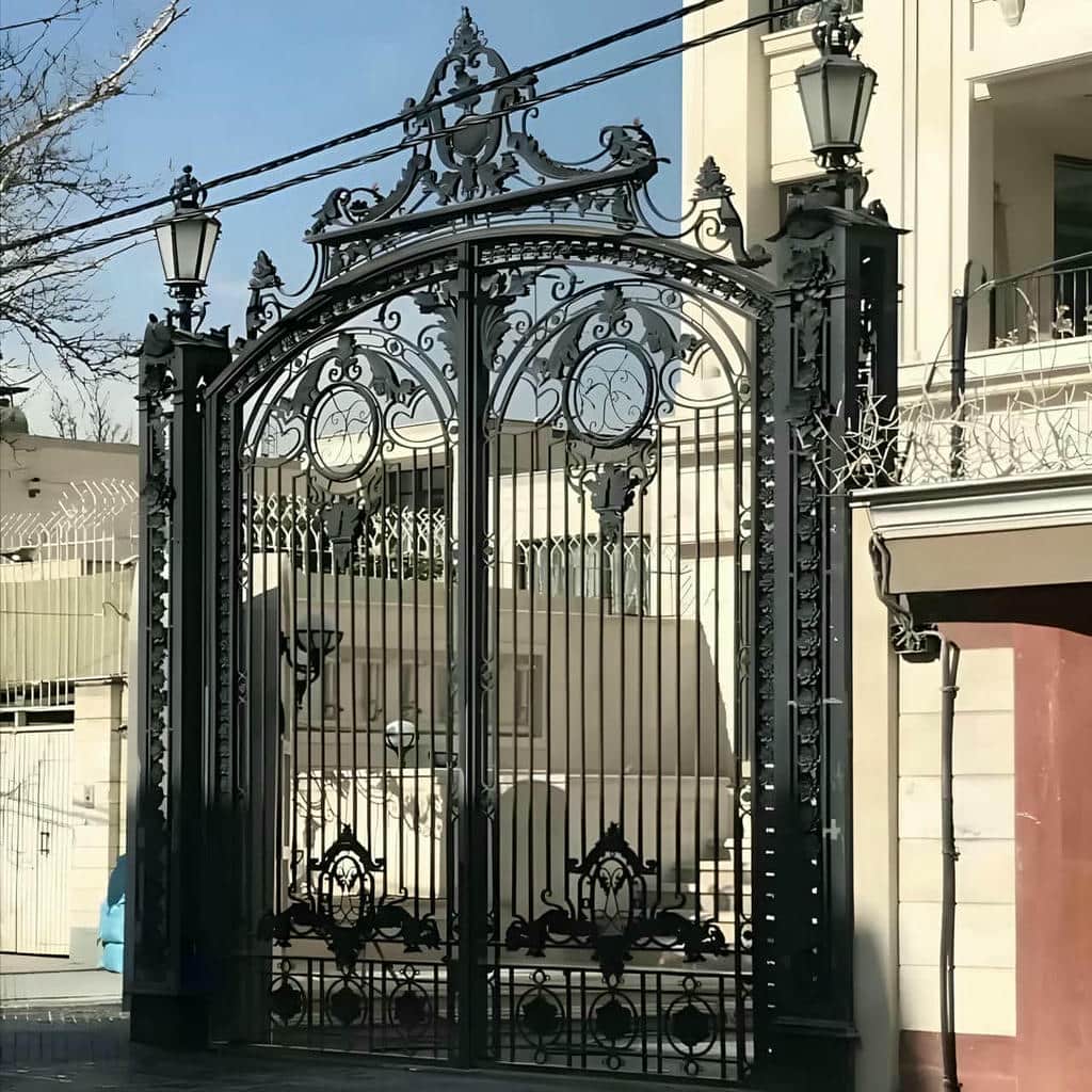 اجرای درب آهنی شیک ورودی حیاط با هماهنگی چهارچوب