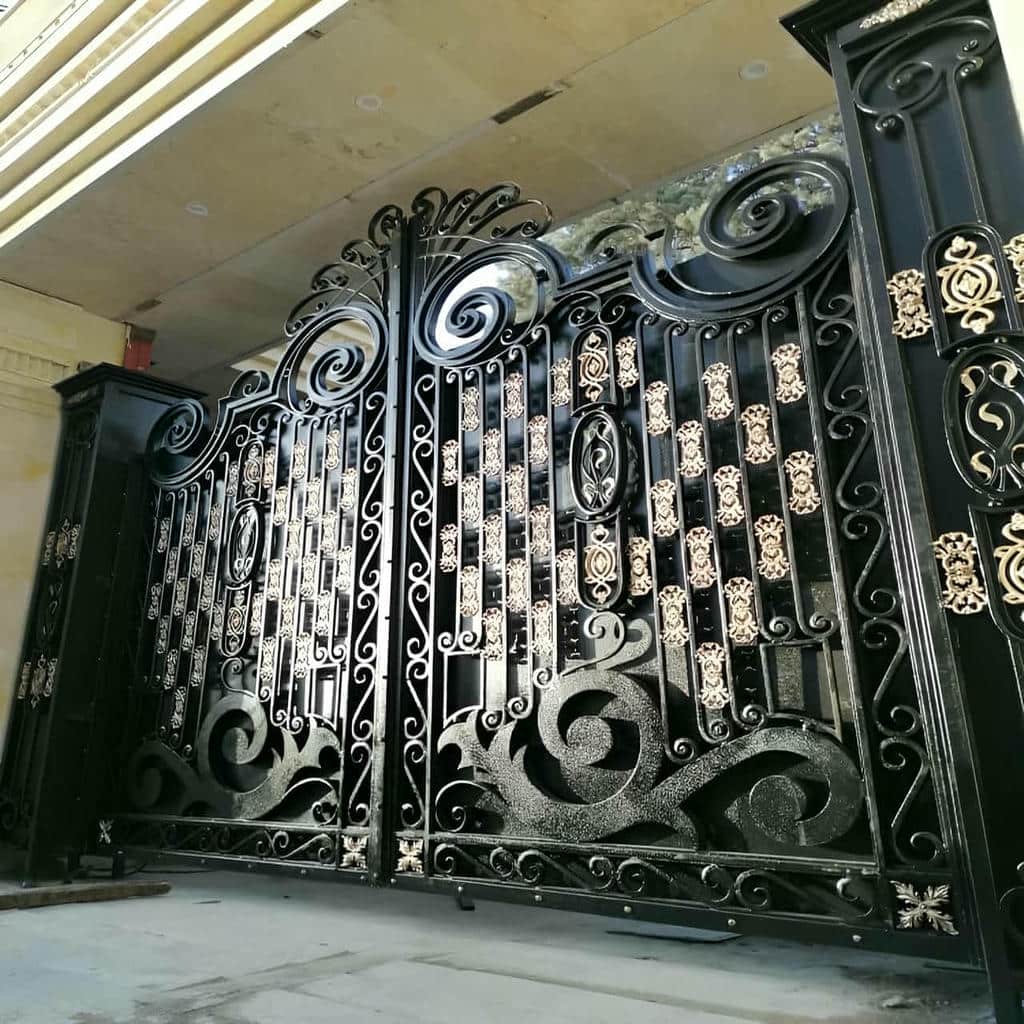 ساخت درب پارکینگ حیاط لولایی با کلاف آهنی