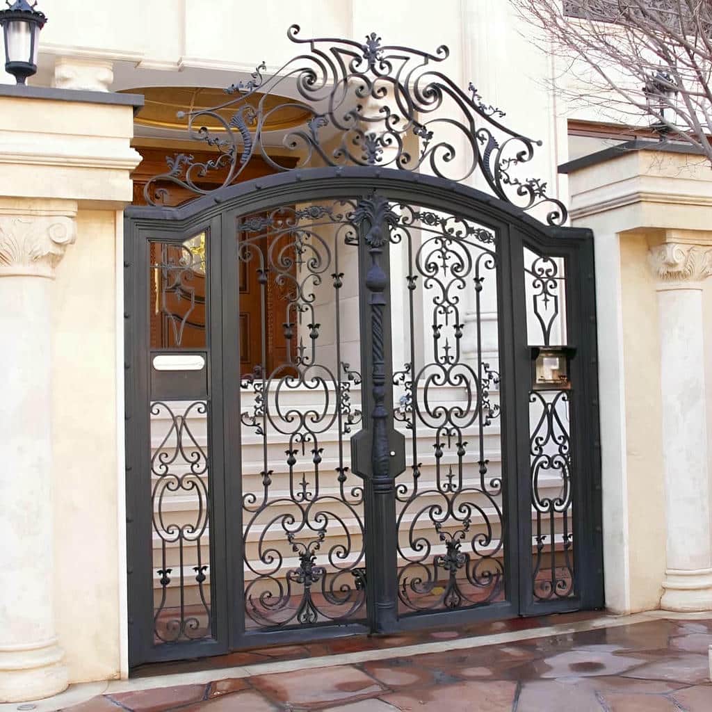 نصب درب حیاط بزرگ پارکینگ با رگلاژ دقیق