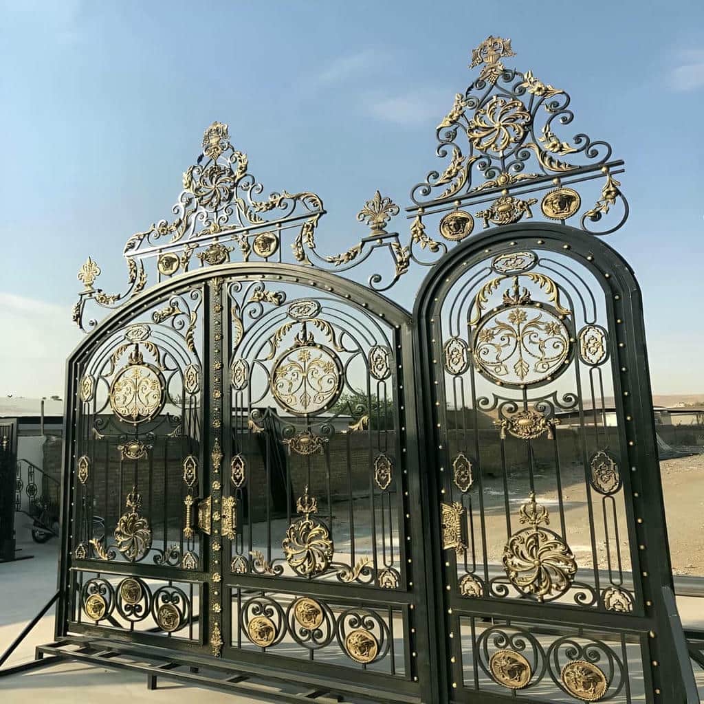 درب پارکینگ دو لنگه عریض فرفورژه با جزئیات تزئینی