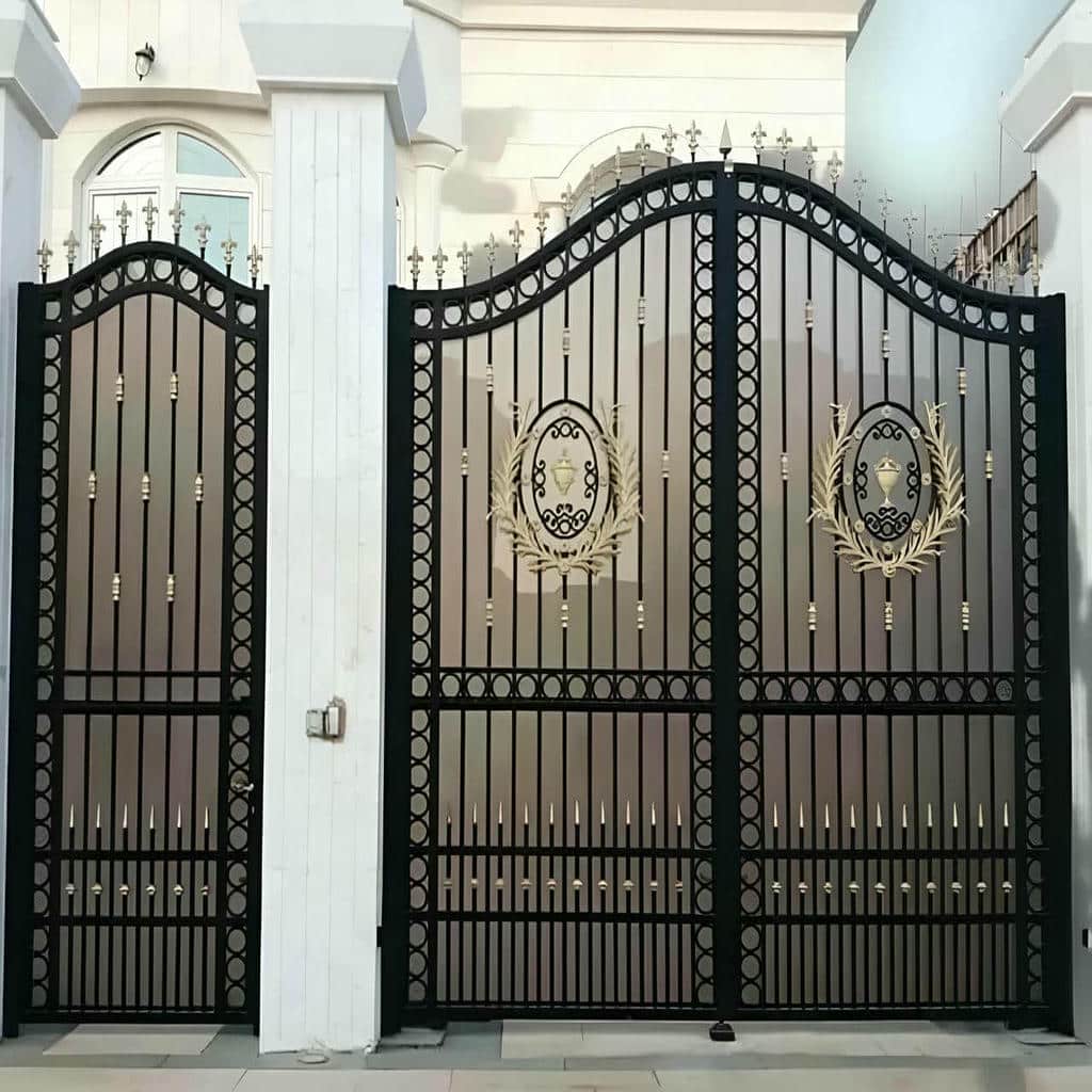 درب ساختمان فرفورژه گل دار قرینه با طراحی سفارشی